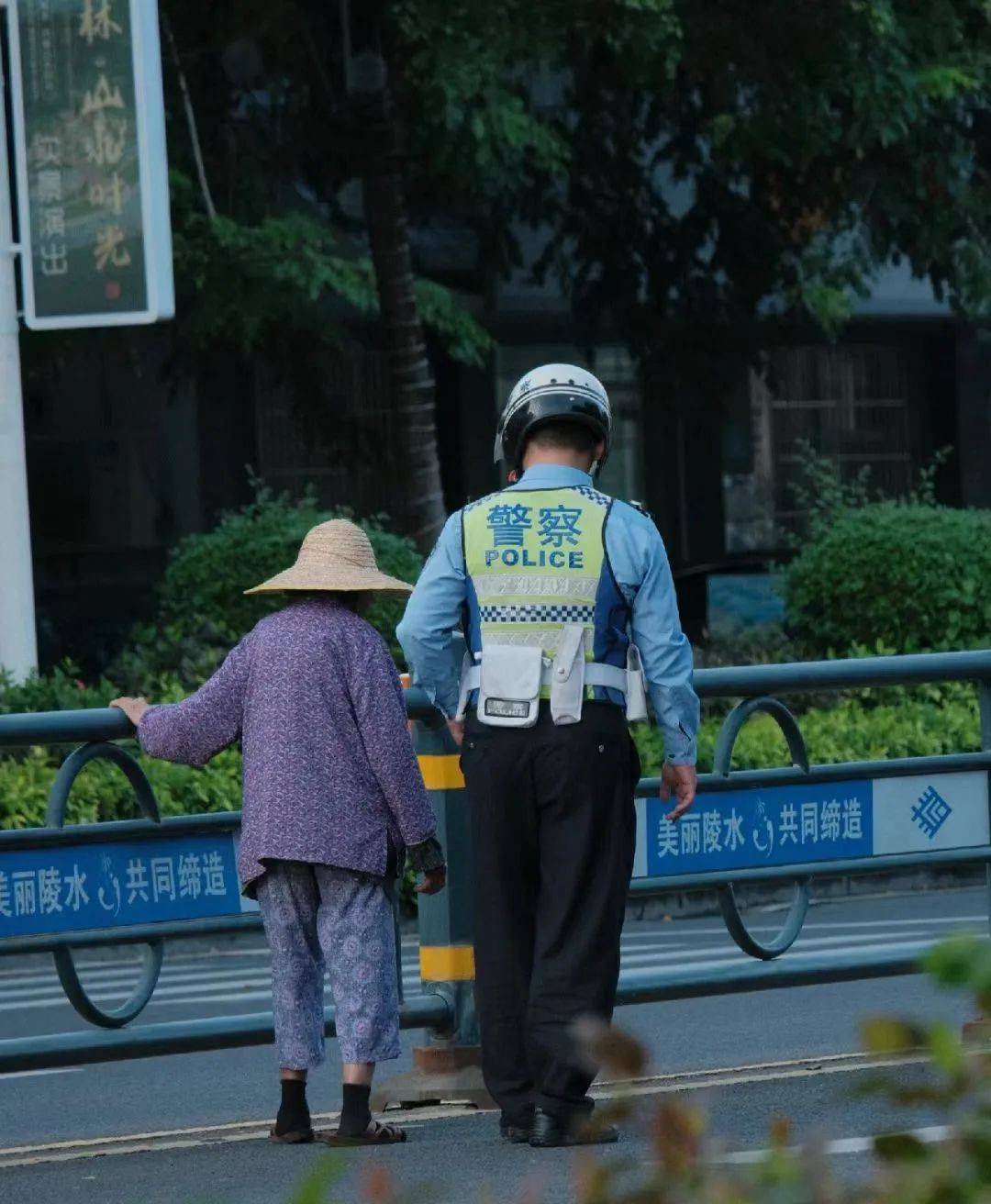 致敬人民警察international workers day最美劳动者五一劳动节也称"