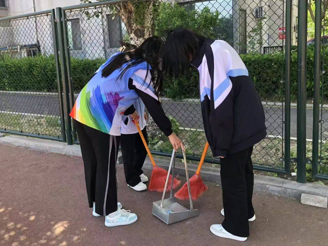 凤凰联盟我系组织开展“净美校园你我同行”校园清扫活动(图2)
