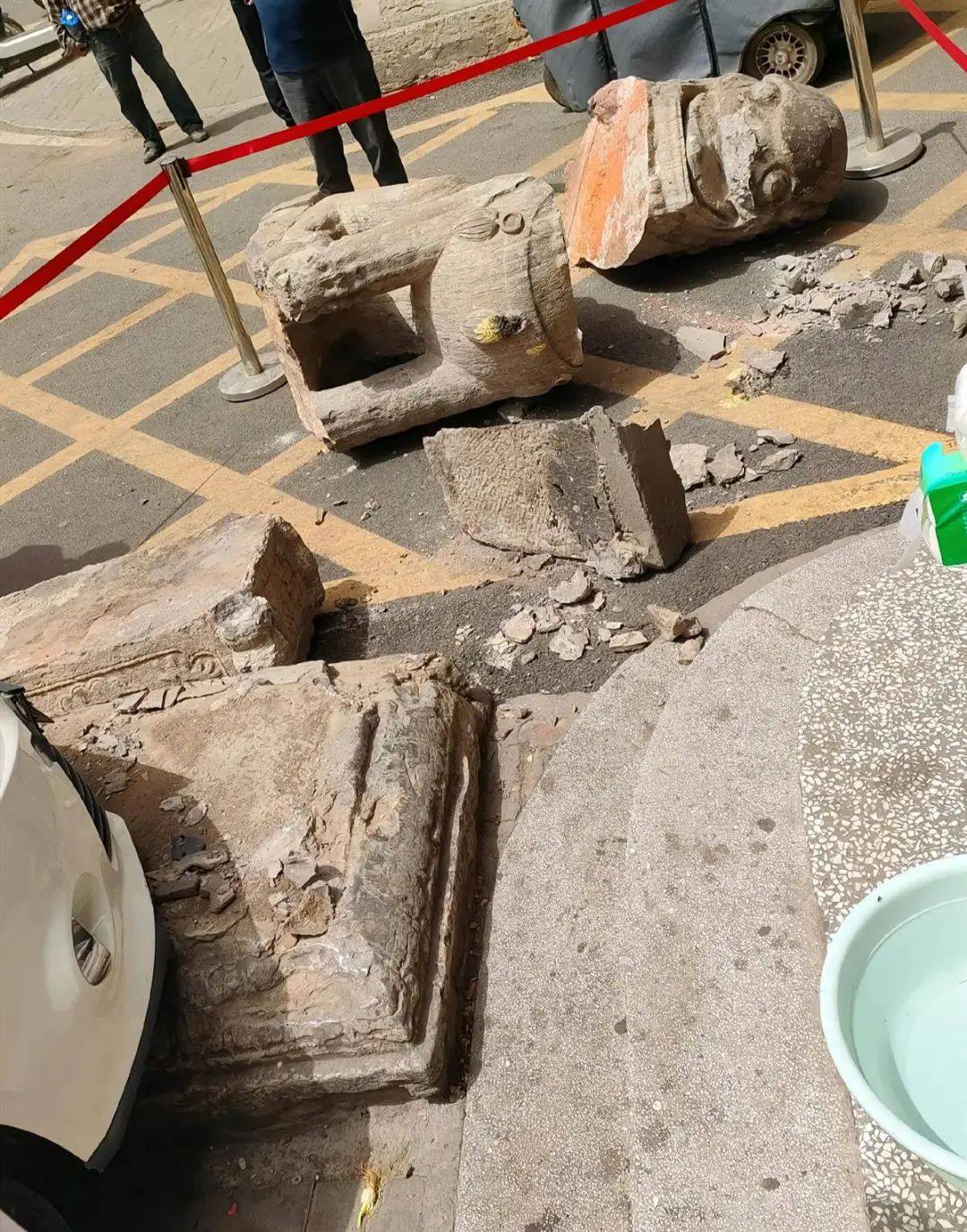 洛阳新安一石狮被车撞毁身首分离，或有数百年历史，当地：正在请专家评估修复