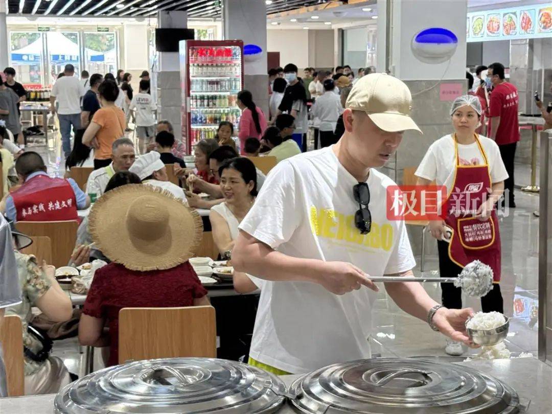 ​“五一”首日近7000名游客挤爆荣昌政府食堂，经理称吃掉280盆米饭、超过1500斤猪肉