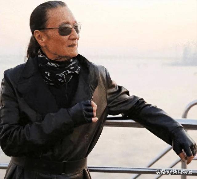 89岁谢贤街头坐轮椅晒太阳，风流一世终落幕，如今断崖式衰老