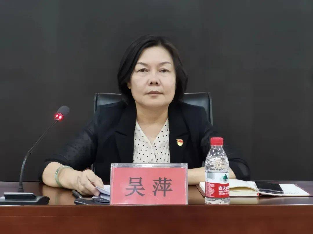 一局长要求下属跨省帮其女儿操办婚礼，还搞迷信，多次参与赌博，当地通报