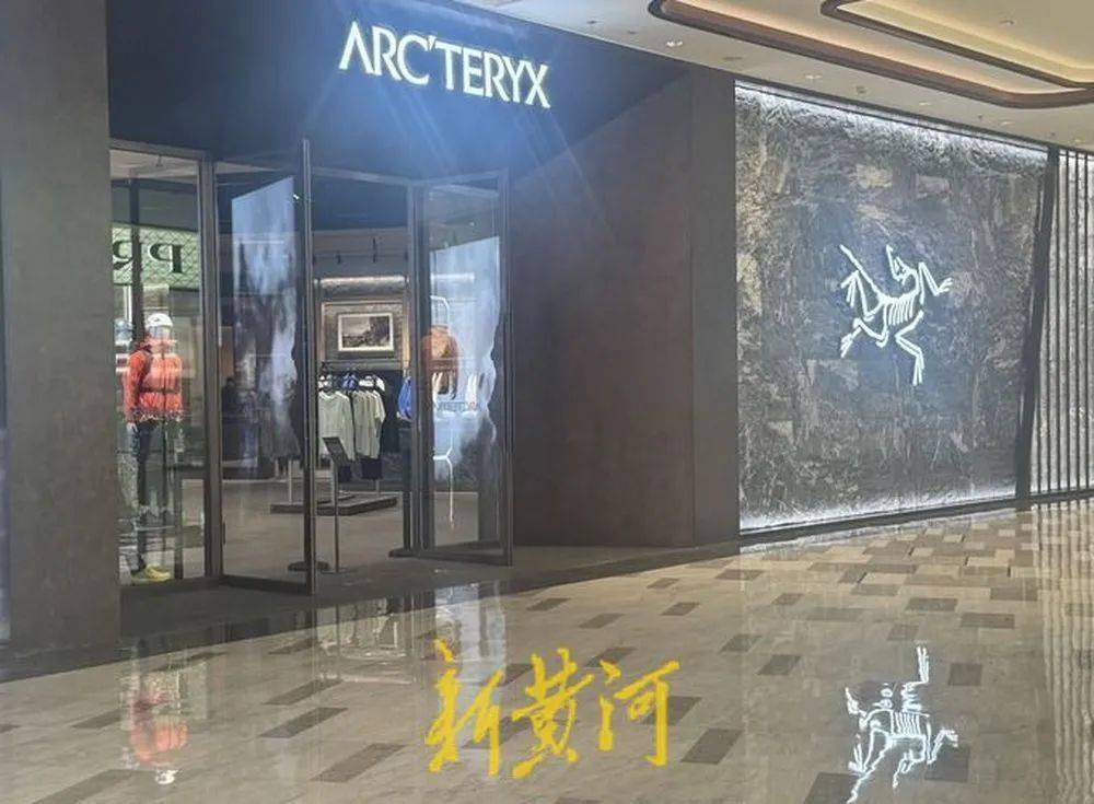 4500元始祖鸟冲锋衣刚买就“受伤”，消费者质疑购前已破损，商家拒退换，多方介入