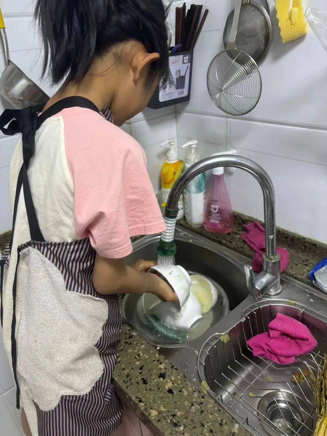 "一年级的萌娃们用稚嫩的双手完成扫地,洗碗,摘菜等家务任务,还学会了