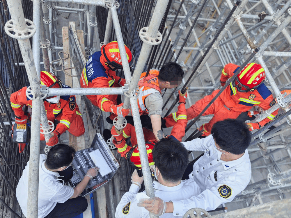 惊险昆明一工人从高凤凰联盟下载处跌落被钢筋穿体工友消防医护多方接力救援…(图1)