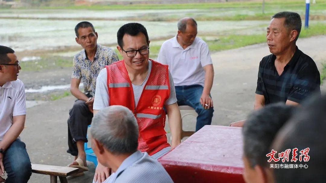 劳模九游娱乐入口风采：严军——茶香里的初心与担当(图8)