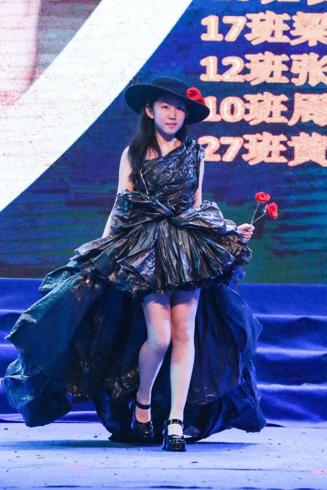 科技节环保时装秀机器人,机械狗展示表演当科技与艺术碰撞,会擦出怎样