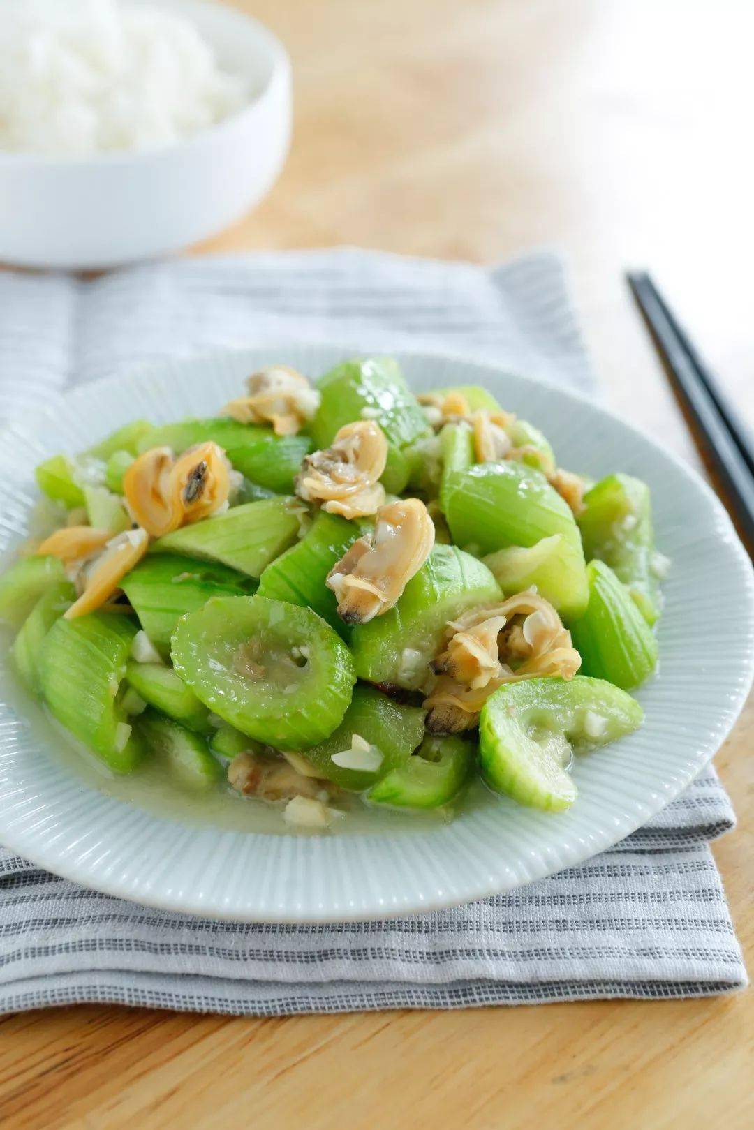 蛤蜊炒丝瓜夏日小清新吃完满嘴鲜
