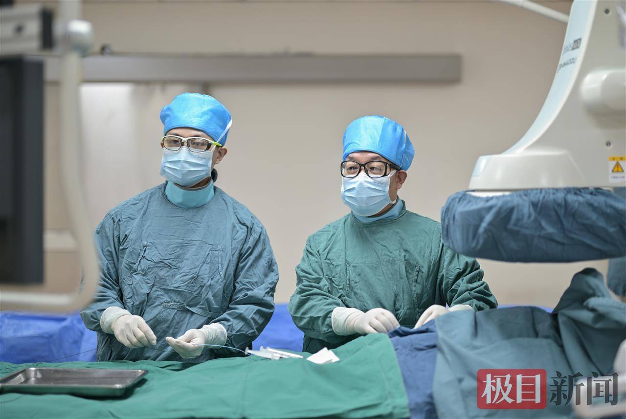 老街华纳万宝路公司微信15906916821女孩体重莫名暴增，专家在颅内找到“关键证据”，她术后半年瘦了27斤 