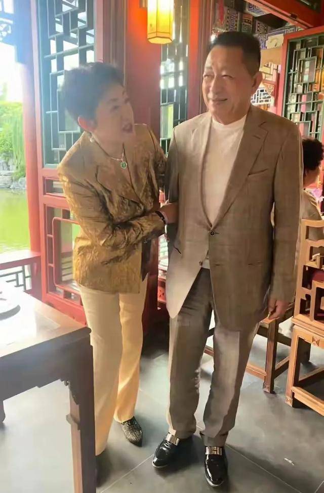 汪小菲父亲出席婚礼，大佬范十足全程笑脸，对马筱梅这儿媳很满意