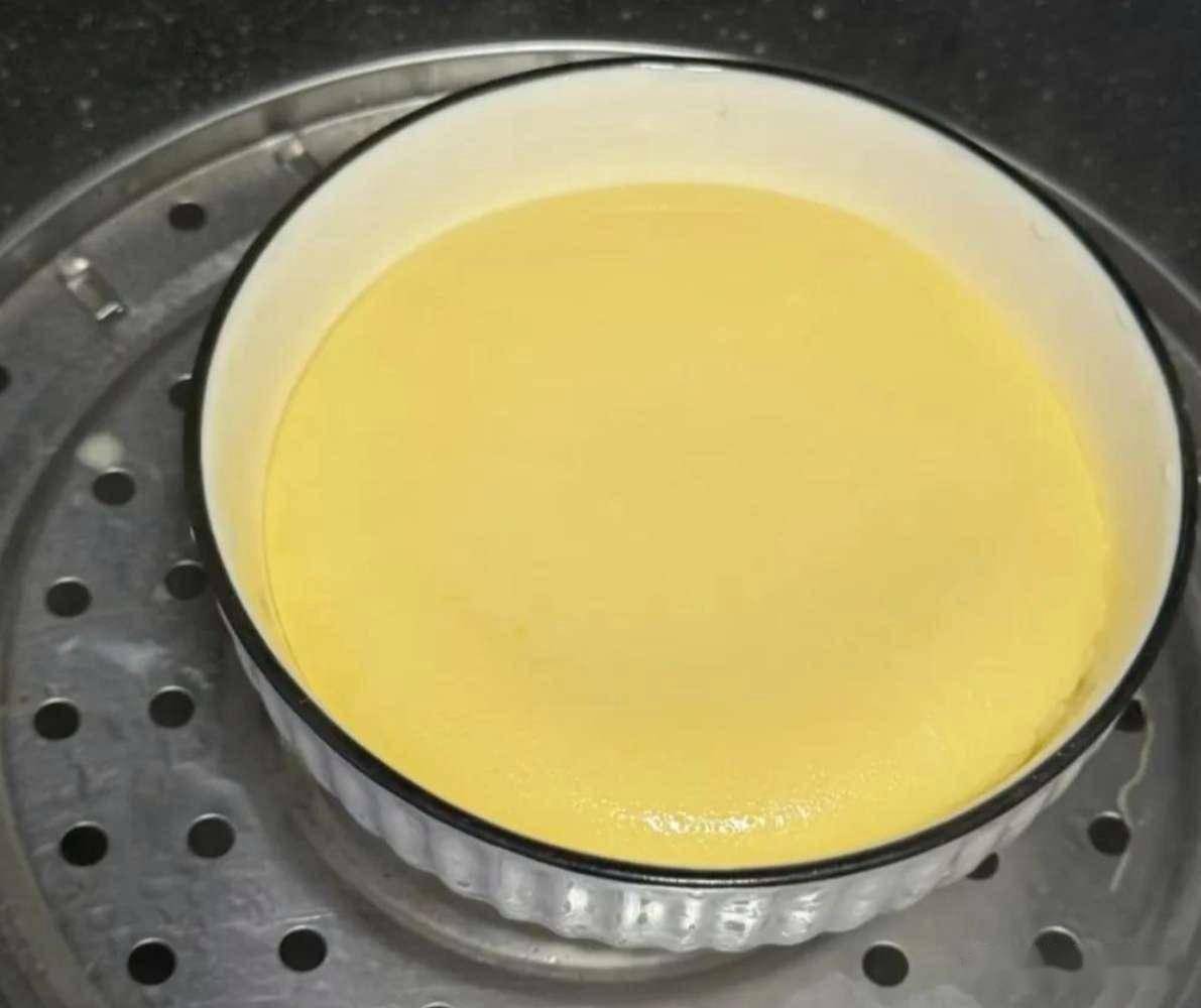 蒸水蛋,加多少水合适?教你一招,1个蛋壳就搞定,方便又实用!