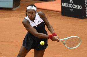 随着高芙0-2爆冷丢冠！诞生3个赢家+4个输家，郑钦文、保利尼在列