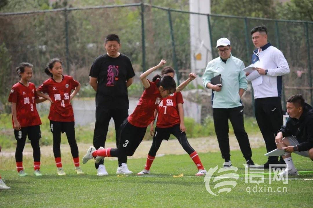 2025中国足协“玫瑰绽放”U12女足训练营在青岛盛大开幕