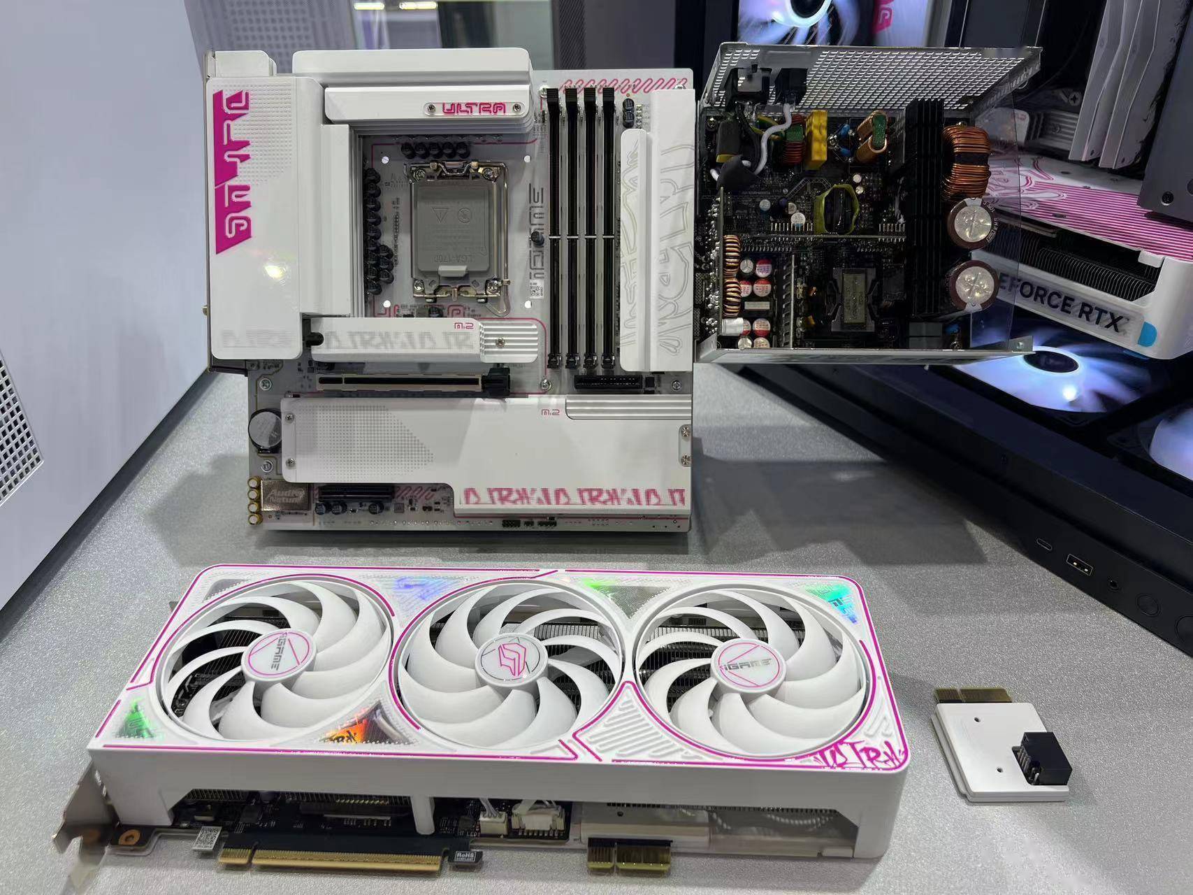 七彩虹-鑫谷展出 BTF 3.0 工程样机：主板、显卡、电源间无线连接