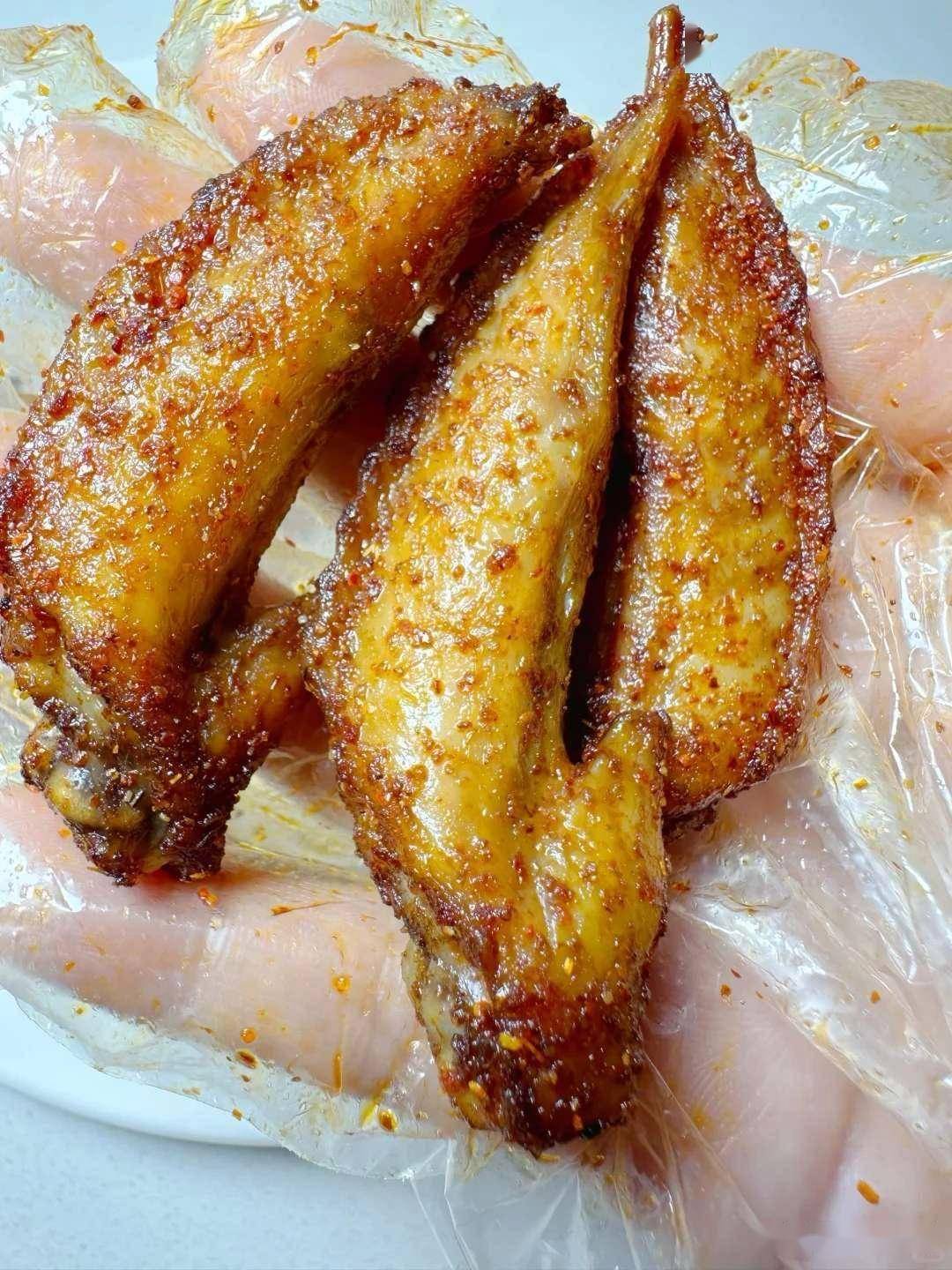 鸡翅尖烤成炭?烧烤摊主教我绝招,焦香酥嫩啃到停不下