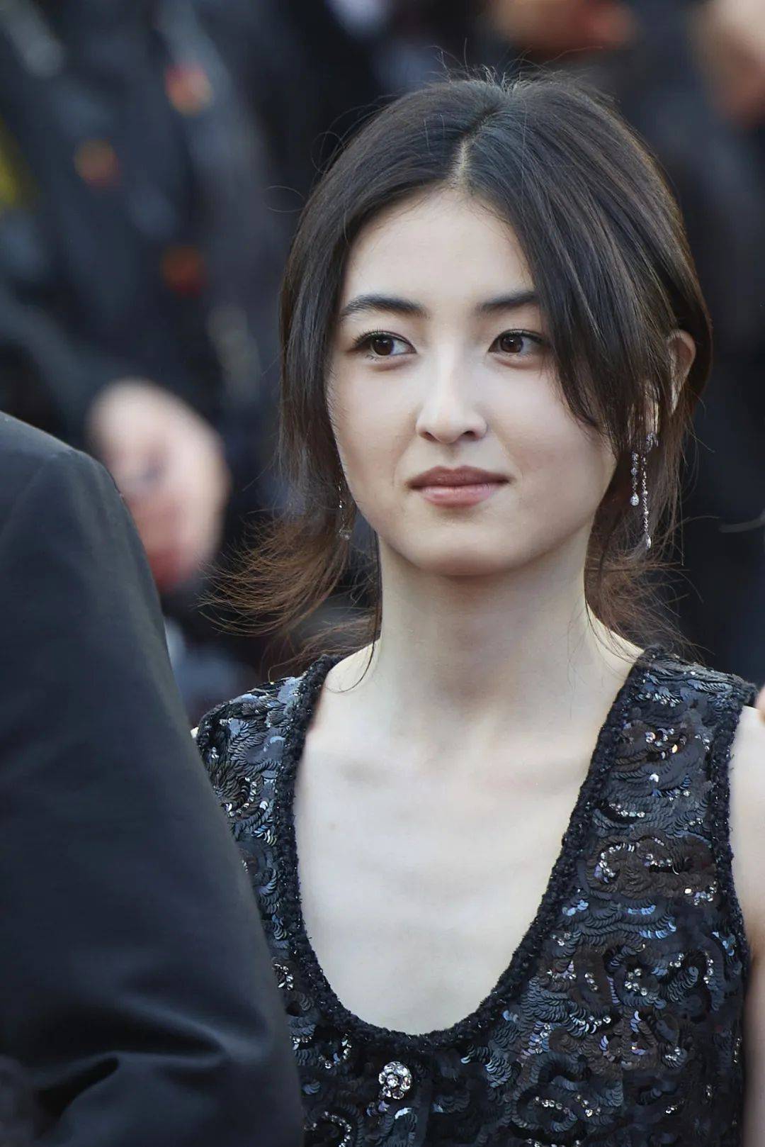 23岁女演员张子枫亮相戛纳红毯,黑缎马甲搭配白色真丝阔腿裤,优雅灵动