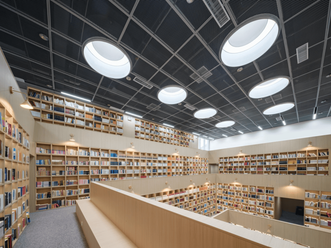 图书馆的核心是在原下沉广场位置的从地下一层到地上一层的两层高的