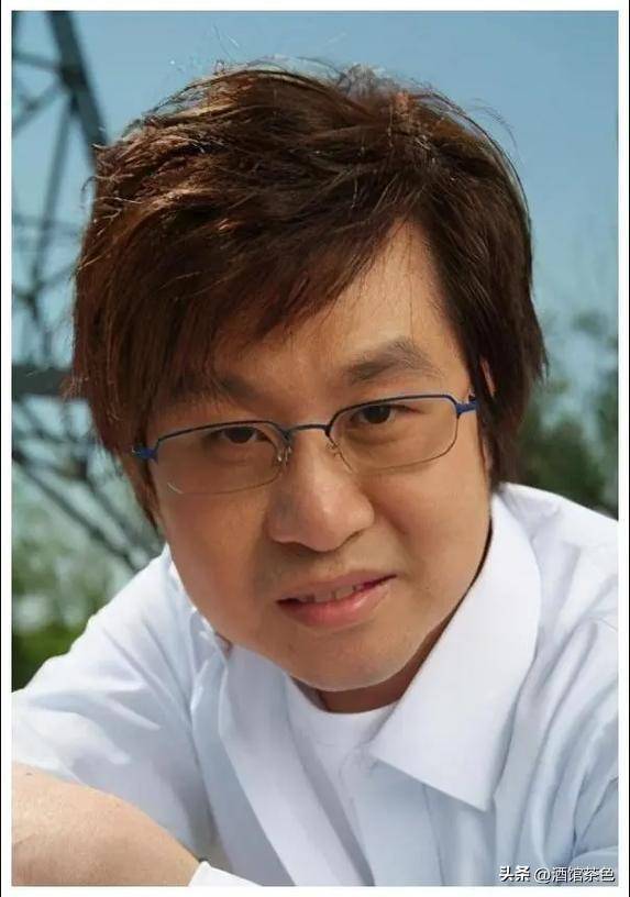 64岁郑智化现状：出行全靠轮椅，妻子对他不离不弃，26岁女儿好美