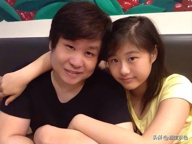 64岁郑智化现状：出行全靠轮椅，妻子对他不离不弃，26岁女儿好美