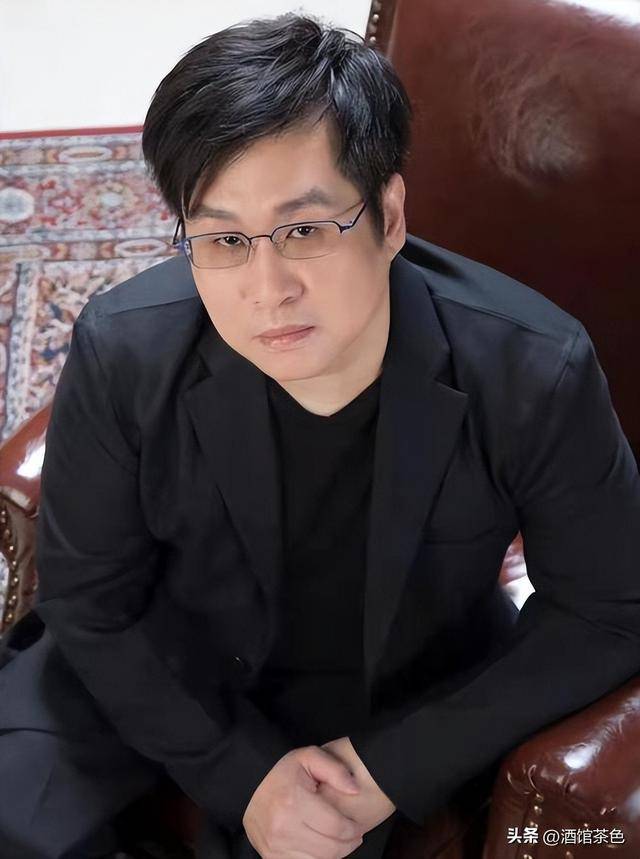 64岁郑智化现状：出行全靠轮椅，妻子对他不离不弃，26岁女儿好美