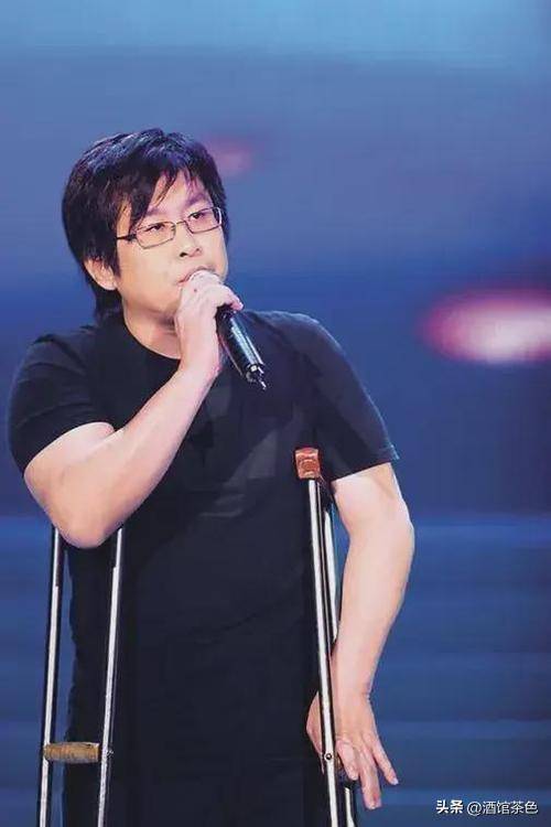 64岁郑智化现状：出行全靠轮椅，妻子对他不离不弃，26岁女儿好美