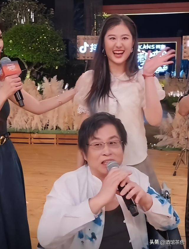 64岁郑智化现状：出行全靠轮椅，妻子对他不离不弃，26岁女儿好美