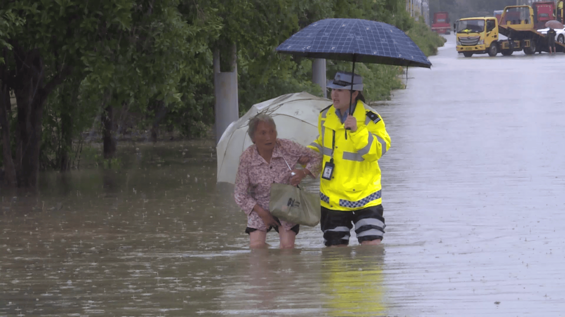 道县:交警冒雨救援受困车辆与老人_积水_路段_小车