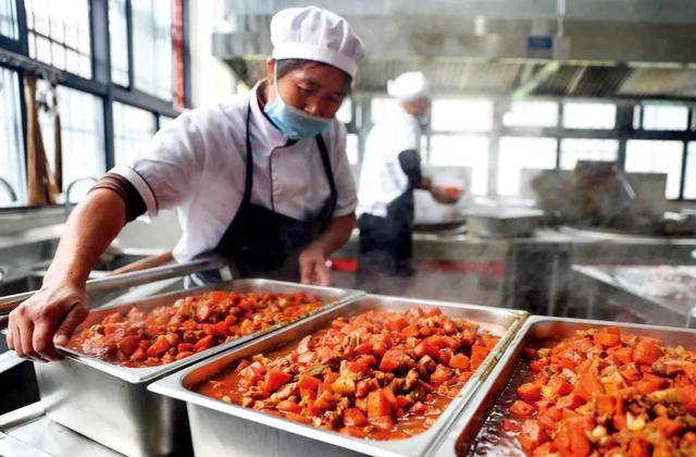 对于大型学校而言，在食堂工作要比外包更难吗