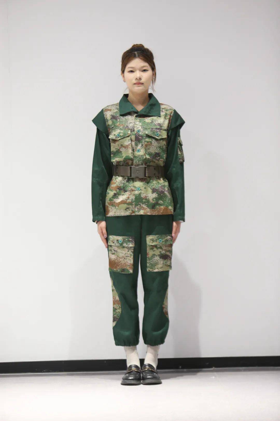 272万网友选出“最丑”新生军训服？校招生办回应