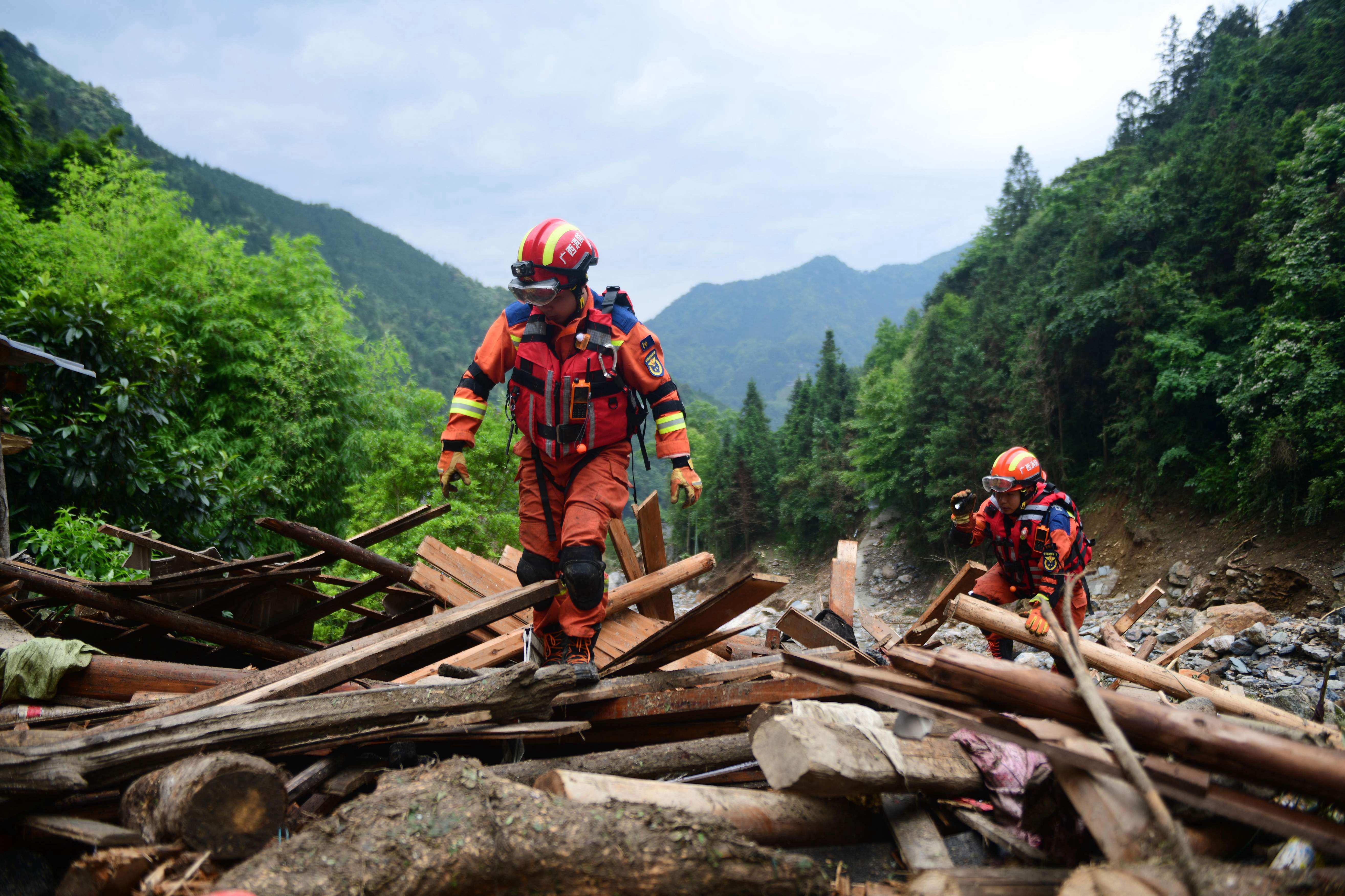我在现场照片背后的故事直击龙胜山洪灾害救援现场