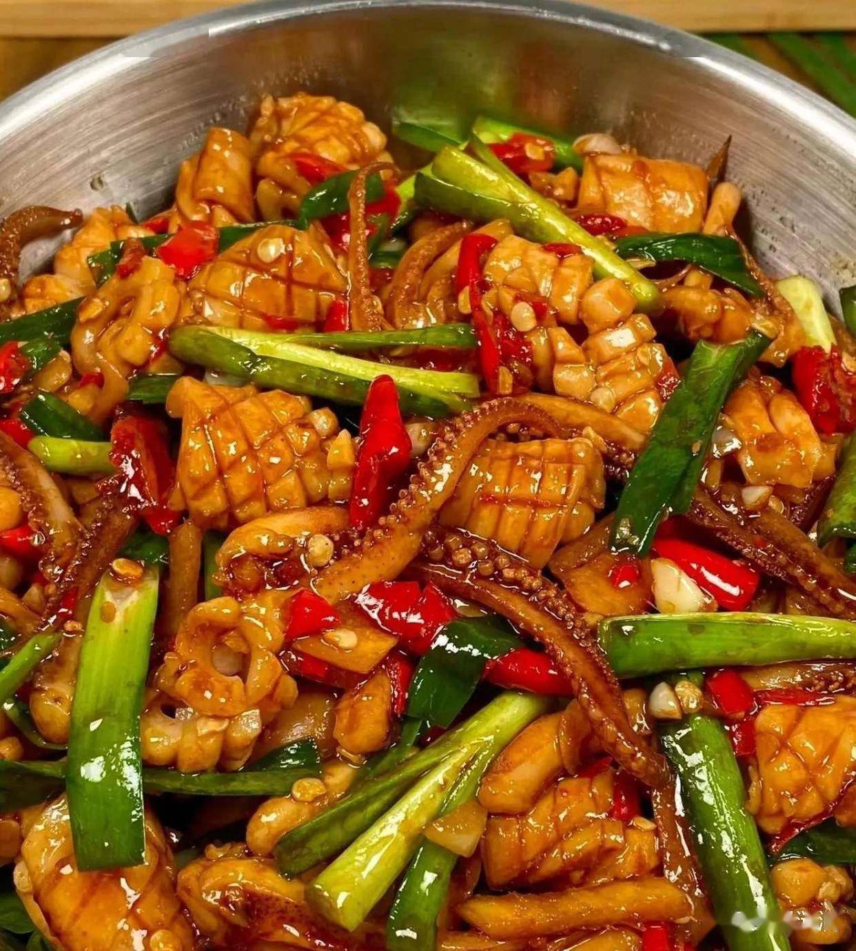 五香辣鱿鱼须夜宵摊平替鸡腿肉切丁后用菠萝汁腌半小时