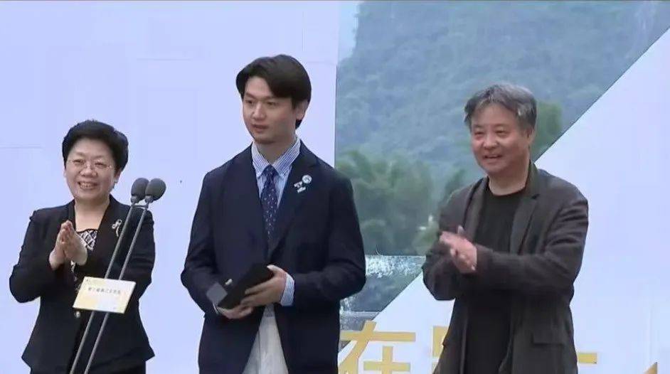 “越过山丘，却发现无人等候……”这段获奖感言，刷屏了！