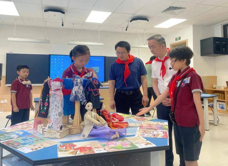 在龙头寺小学的"六一集市"活动现场,热闹非凡的小小集市里,各类商品