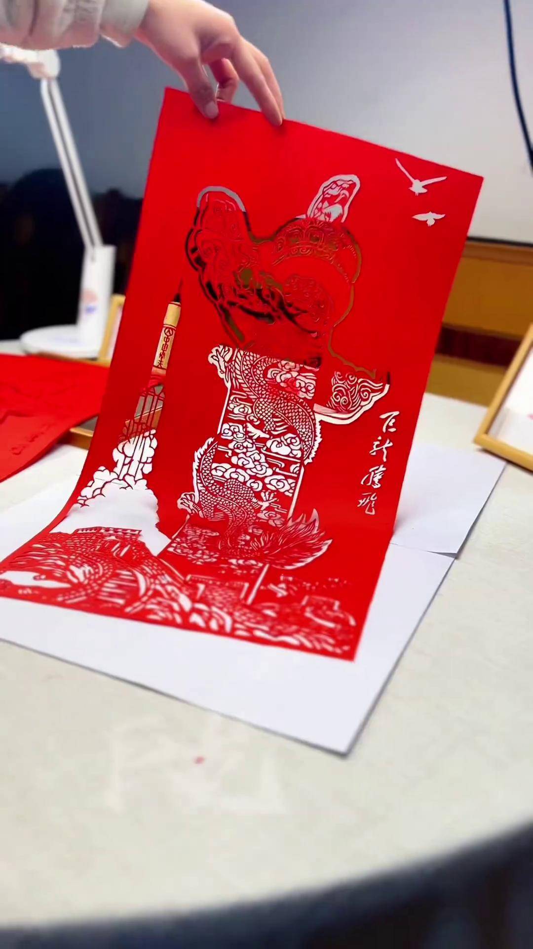 传统手工刻纸剪纸巨龙腾飞中国风手工作品 传扬中华文化 中国文化