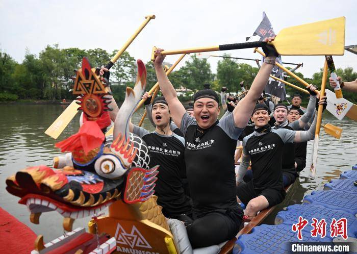 端午节浙江杭州上演中华传统龙舟竞演
