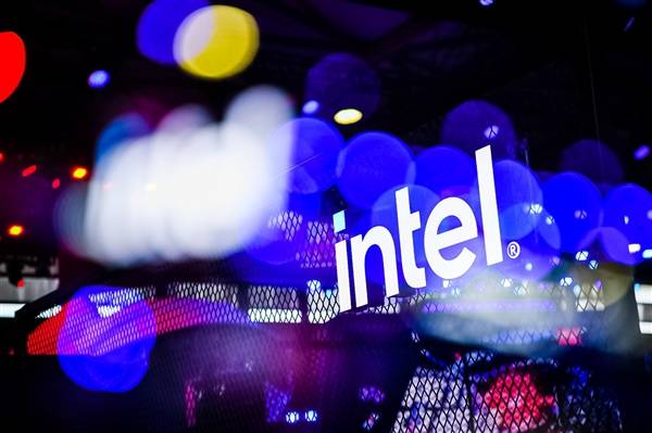 容量翻倍耗电减少40%！Intel力拼2027年打造HBM内存替代方案