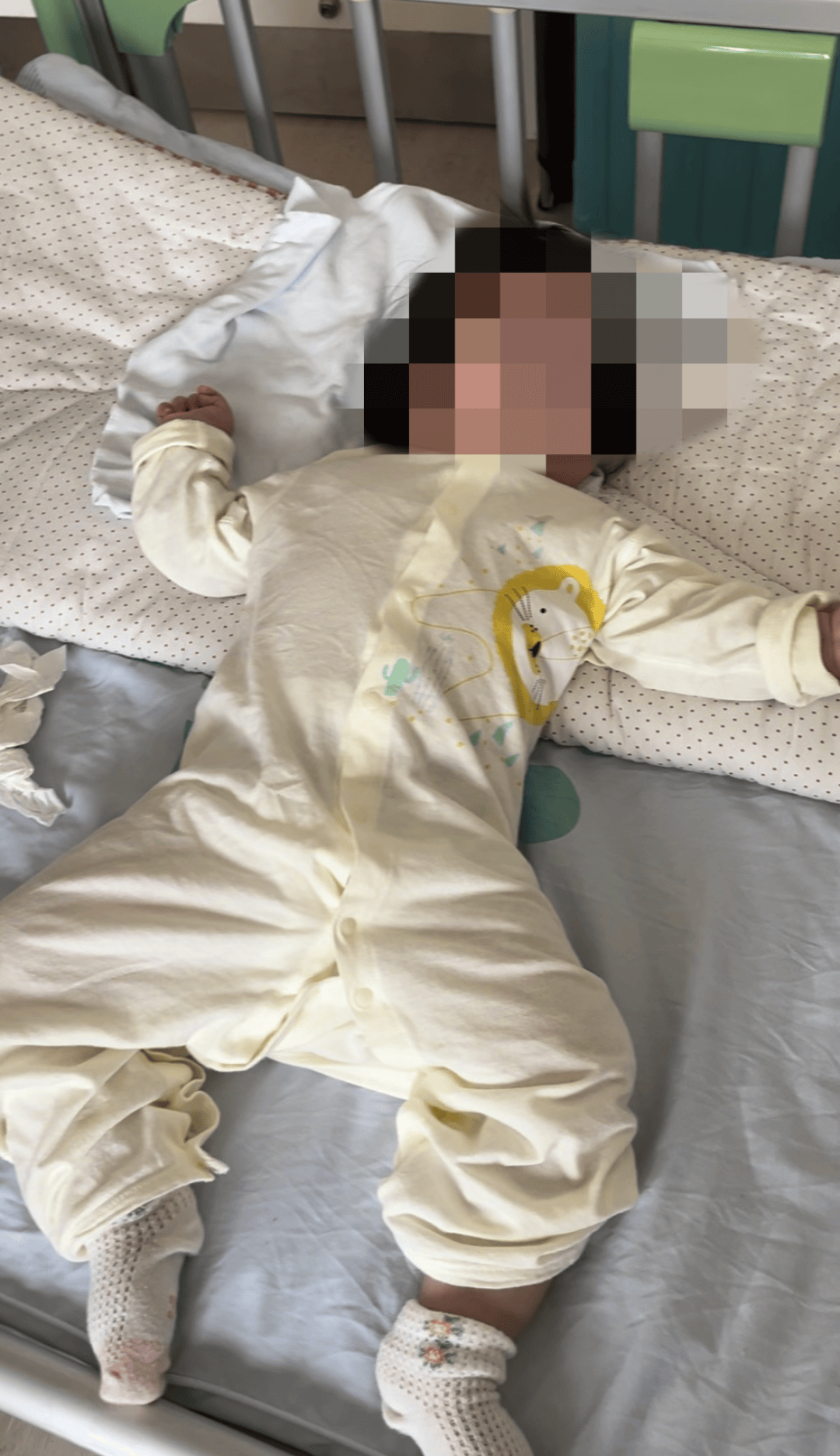 女婴手术后出现脑损伤，疑在ICU搬动时撞到床栏！当地卫健委介入