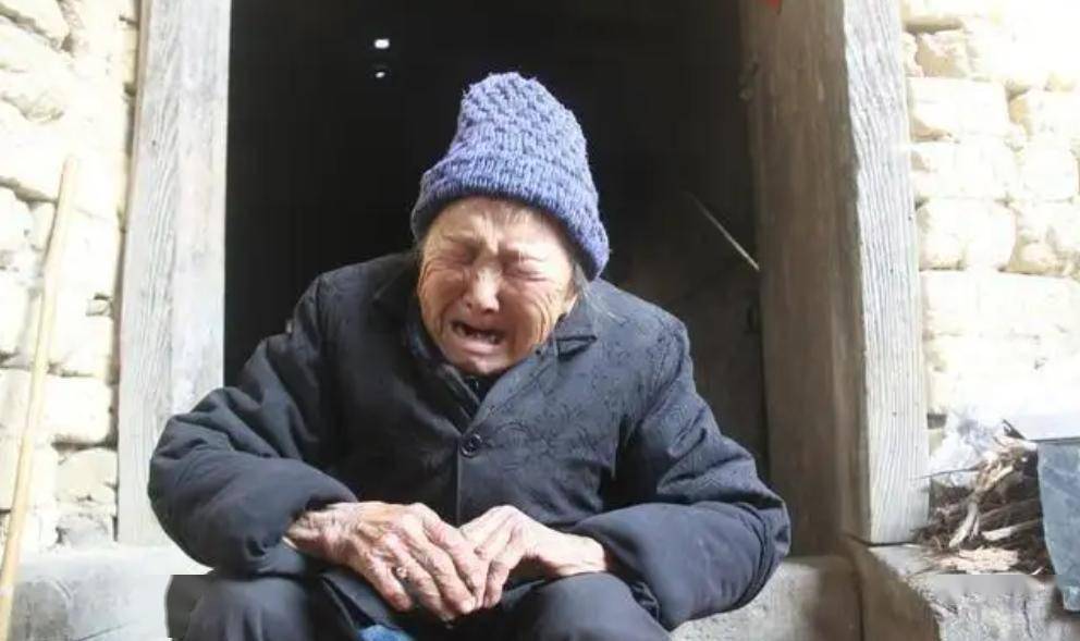 人死前为啥会流下眼泪？是看到了什么？并非迷信，有一些科学依据