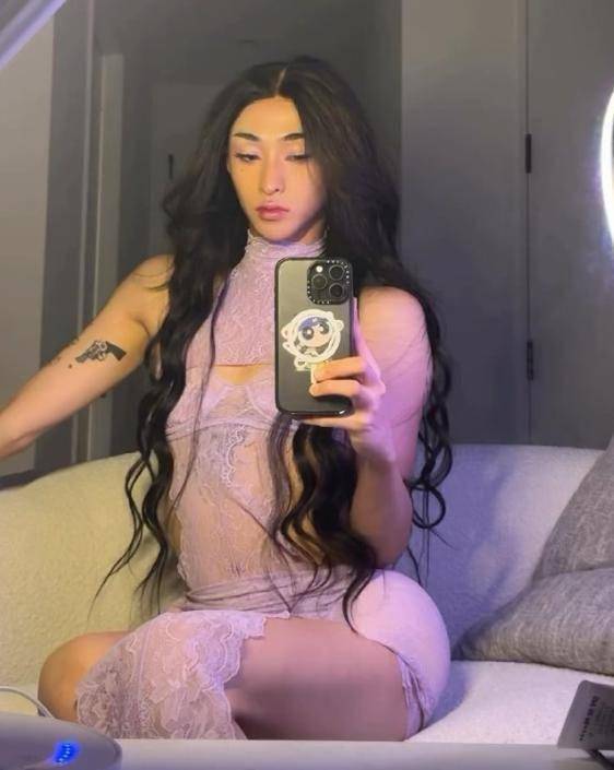 伊能静儿子恩利西班牙被偶遇,穿个肚兜就出门,打扮不雅教坏小孩