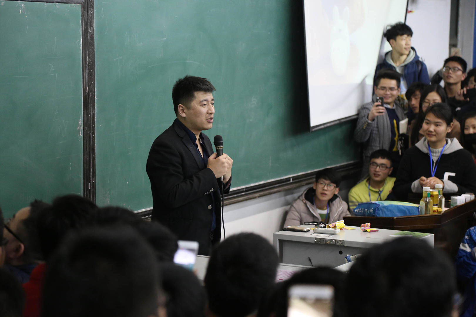 张雪峰168元高考猜测卷被指漏洞百出，客服供认标题过错但回绝退货退款
