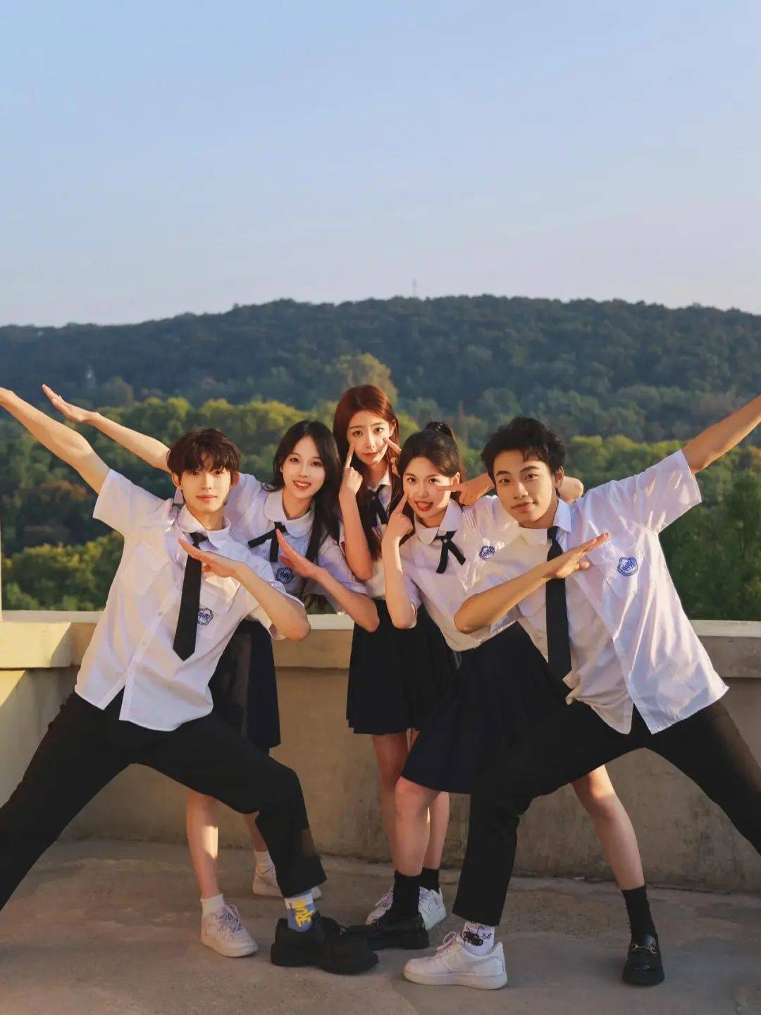 毕业照拍照姿势合集多人版