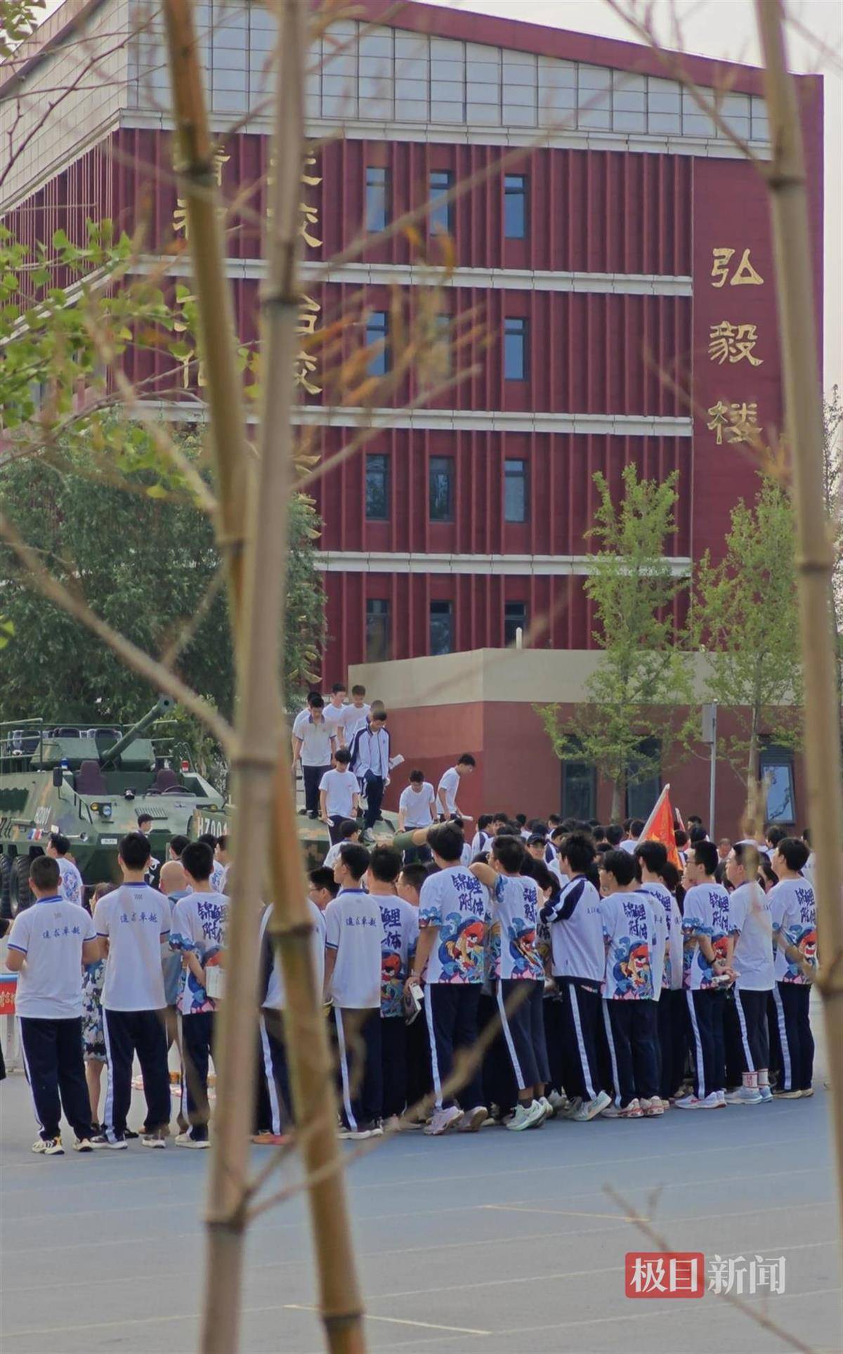 直接按下进入亨苏伊中学的第一天：父母使用手