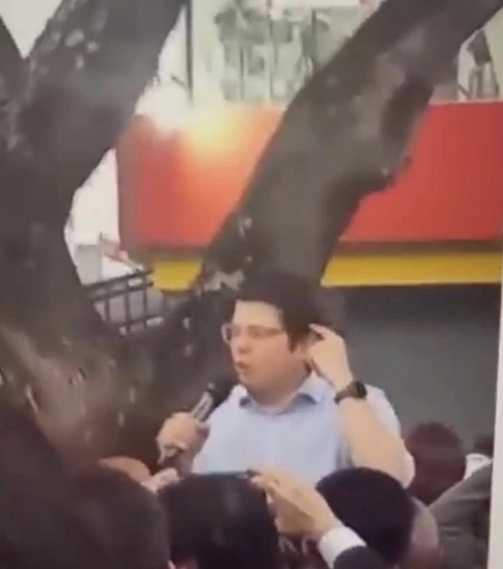 画面曝光！总统候选人街头演讲时遭枪击，头部、胸部均中弹，枪手之一为15岁少年 -华闻时空