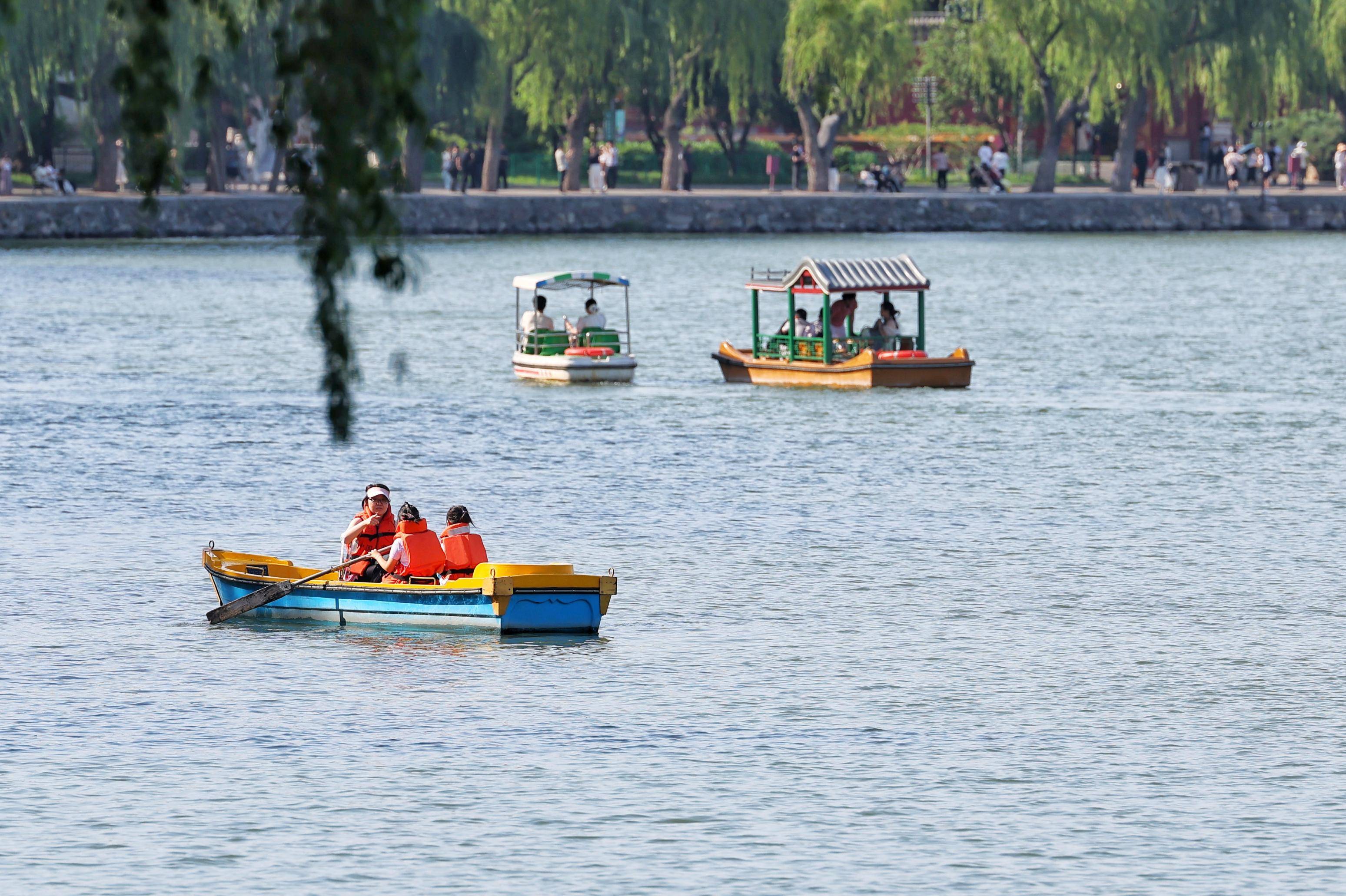 北海公园碧波荡漾 市民乐享"荡起双桨"晴好时光