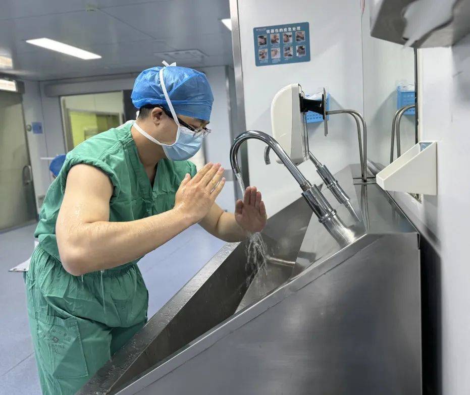 市中心医院成功举办新锐医疗人员外科手消毒技能竞赛