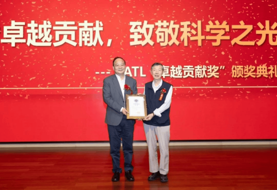 致敬“中国锂电池之父”！宁德时代为八旬院士颁奖_陈立泉_技术_曾毓群