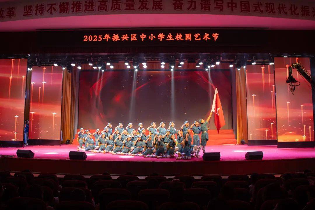"舞动青春梦,共筑新华章"