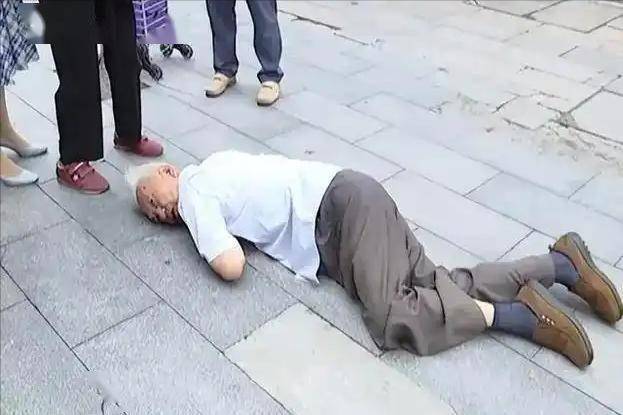 医生提醒您：超过70岁的人宁愿玩他们的手机日，