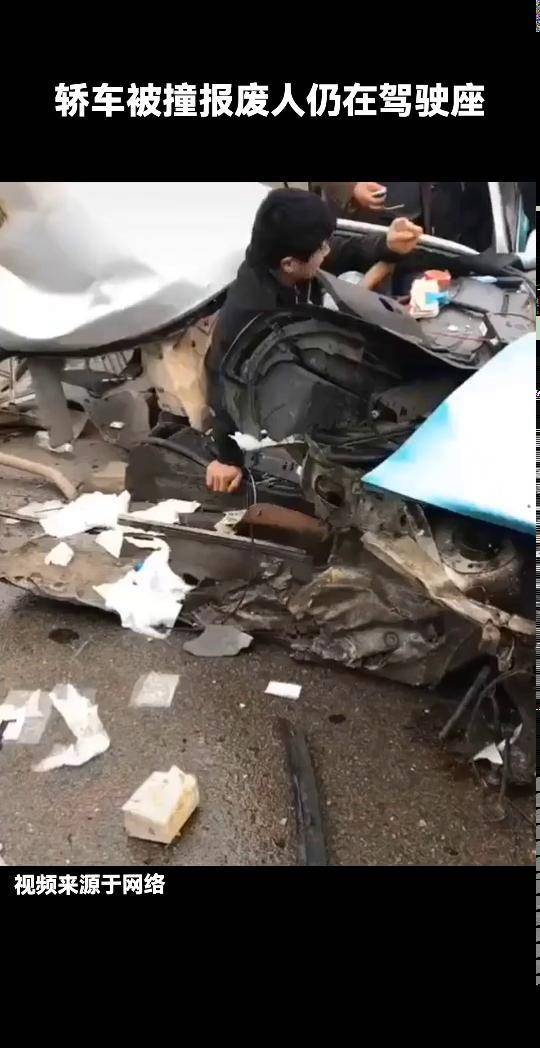轿车被撞报废,人仍然在驾驶座交通事故现场