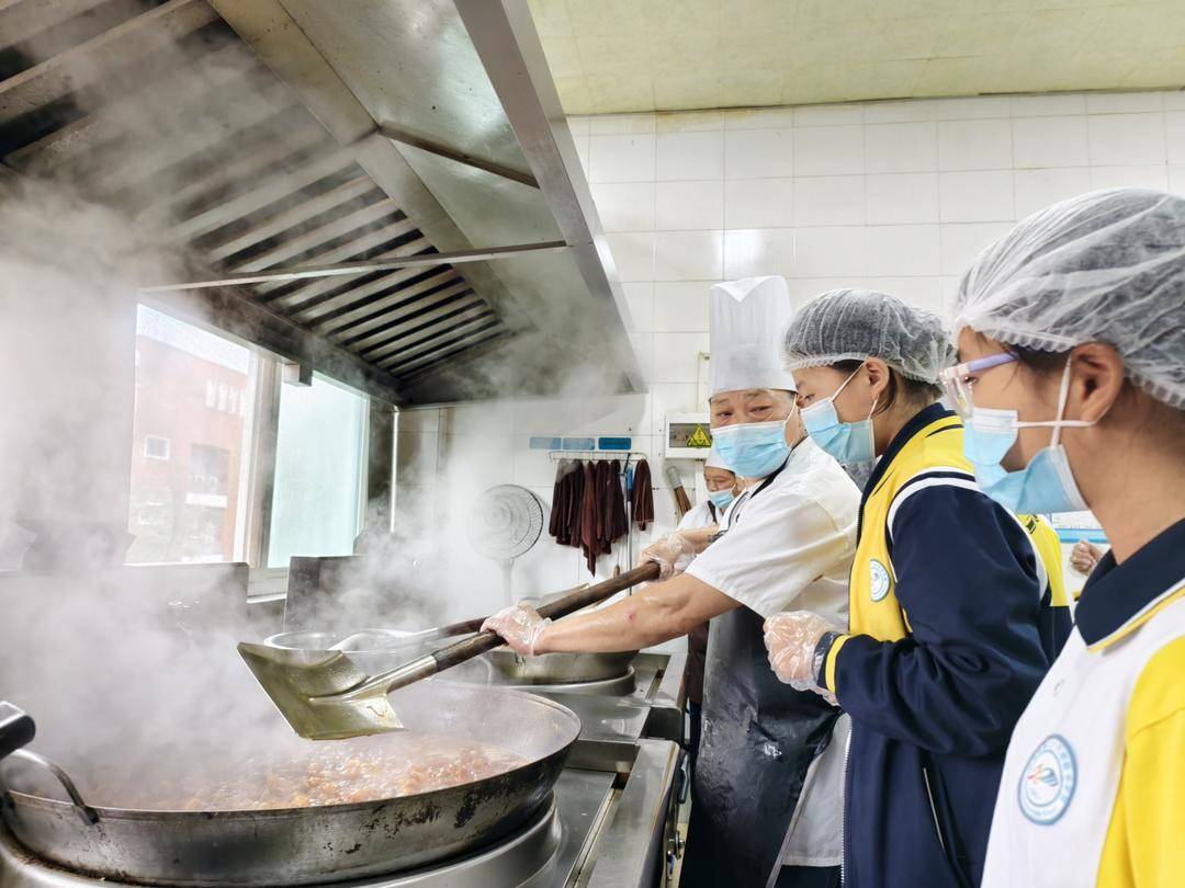 四川泸州一中学把食堂变"课堂":学生轮岗当"帮厨",切菜掌勺样样试